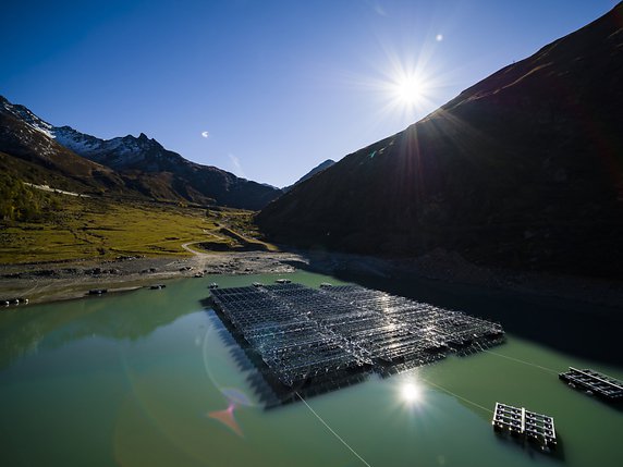 La première partie d’un futur parc solaire flottant à Bourg-Saint-Pierre a été dévoilée mercredi. © KEYSTONE/AP Keystone/VALENTIN FLAURAUD