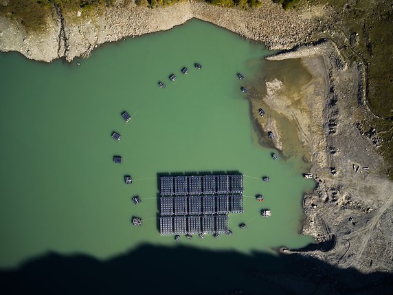 Ce projet mené sur le lac des Toules (1810 mètres d’altitude) a démarré en 2013. © KEYSTONE/VALENTIN FLAURAUD
