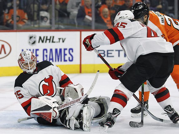 Le portier des New Jersey Devils, Cory Schneider n'a pas manqué de travail. © KEYSTONE/FR148949 AP/TOM MIHALEK