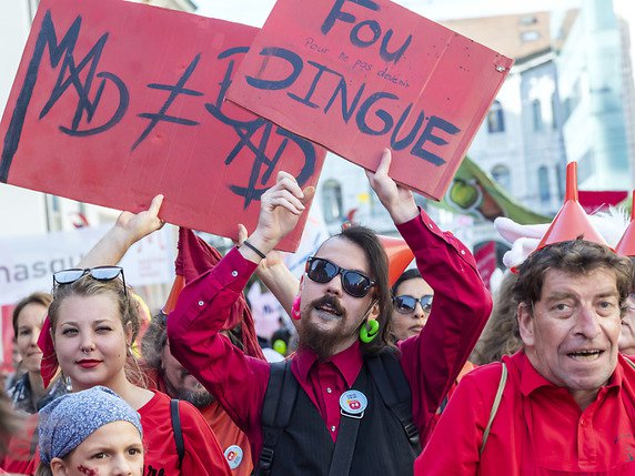 La Mad Pride a déferlé jeudi dans les rues genevoises pour déstigmatiser les maladies psychiques. © KEYSTONE/MARTIAL TREZZINI