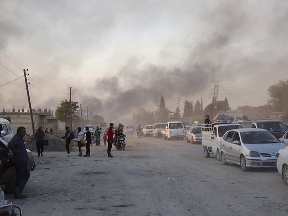 Des civils fuient les attaques turques à Ras al-Aïn. © KEYSTONE/AP
