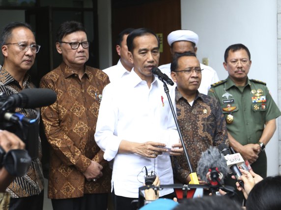 Le président indonésien Joko Widodo a demandé aux Indonésiens leur aide "pour lutter ensemble contre le radicalisme et le terrorisme" alors qu'un de ses ministres a été gravement blessé lors d'une attaque au couteau. © KEYSTONE/AP/ACHMAD IBRAHIM