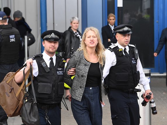 La police a indiqué avoir arrêté plusieurs personnes à l'extérieur de l'aéroport de London City et une dans un avion sur la piste. © KEYSTONE/EPA/FACUNDO ARRIZABALAGA