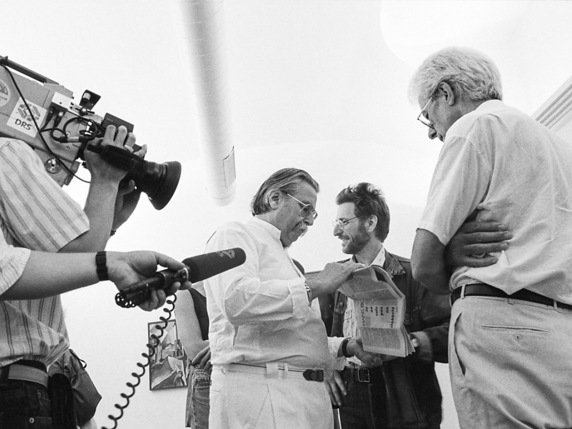 La Cinémathèque suisse à Lausanne rend hommage à son ancien directeur Freddy Buache (au centre, en blanc) le 19 novembre prochain. L'homme est décédé cette année à 94 ans (archives). © KEYSTONE/STR