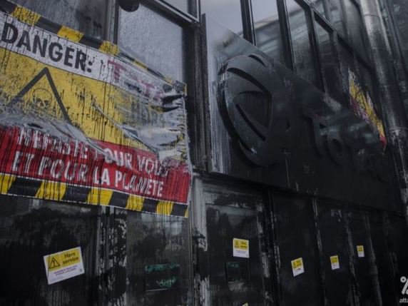 Dès samedi matin, un groupe d'une trentaine d'activistes de l'ONG Attac ont aspergé de peinture noire le siège du groupe pétrolier et gazier Total dans le quartier d'affaires de La Défense, près de Paris. © Attac France / france.attac.org