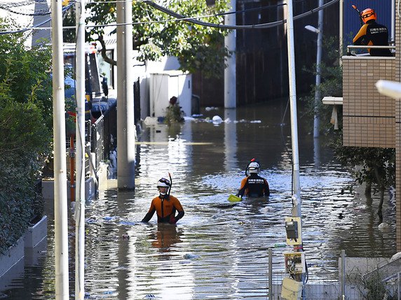Chargé de pluies d'une intensité qualifiée de "sans précédent" par les météorologues nippons, Hagibis a provoqué inondations et glissements de terrain meurtriers. © KEYSTONE/AP Kyodo News/REN ONUMA
