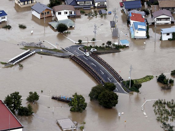 La ville de Nagano au centre du Japon a été la plus touchée par les intempéries alors que les rives de la rivière Chikuma se sont effondrées, créant une inondation massive dans des zones résidentielles. Les autorités évoquent une montée des eaux jusqu'à 5 mètres de haut. © KEYSTONE/AP Kyodo News/YOHEI KANASASHI