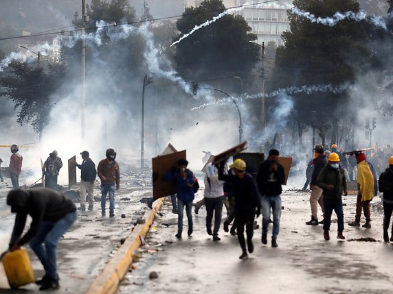 Certaines rues de Quito étaient parsemées d'incendies allumées par les manifestants et enveloppées de la fumée blanche des grenades lacrymogènes lancées par les forces de l'ordre. © KEYSTONE/EPA EFE/PAOLO AGUILAR