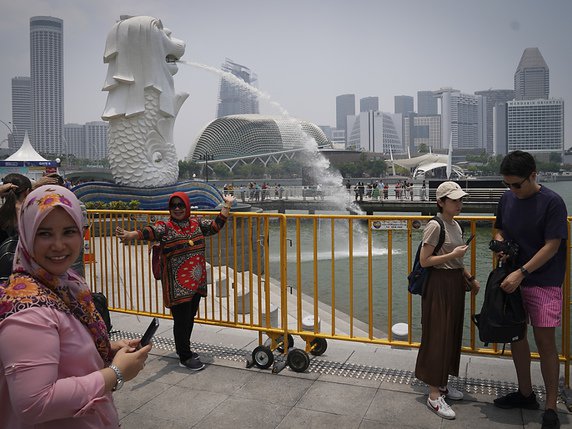 Très dépendante des échanges avec l'extérieur, l'île de Singapour rejoint une série de pays qui ont déjà choisi d'assouplir leur politique monétaire pour faire face au ralentissement économique mondial. (archives) © KEYSTONE/AP/VINCENT THIAN