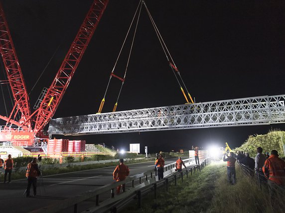 Le pont métallique provisoire, long de 60 mètres, doit rester en place plusieurs années. © KEYSTONE/LAURENT GILLIERON