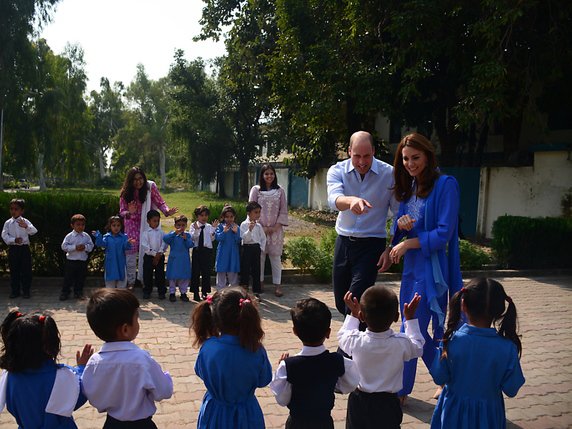 William et Kate ont passé environ une demi-heure dans cette école de filles. © KEYSTONE/EPA/T. MUGHAL