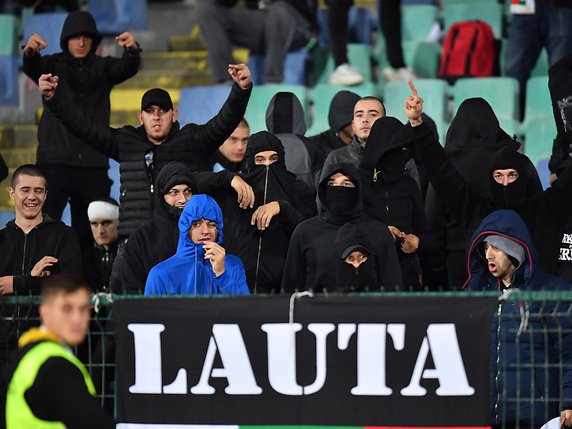 Des supporters bulgares ont perturbé le match lundi soir © KEYSTONE/EPA/GEORGI LICOVSKI