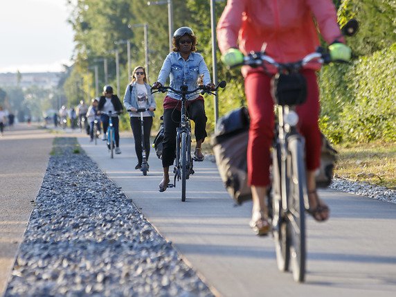 Genève lance un nouveau plan d'actions en faveur de la mobilité douce. Afin d'améliorer les déplacements des cyclistes et des piétons, le canton a identifié 96 projets dont le financement existe et qui sont réalisables d'ici à 2023 (archives). © KEYSTONE/SALVATORE DI NOLFI