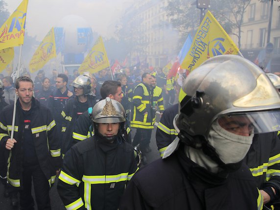 Un cortège de sapeurs-pompiers "en colère" venus des quatre coins de la France a défilé bruyamment à Paris. © KEYSTONE/AP/MICHEL EULER