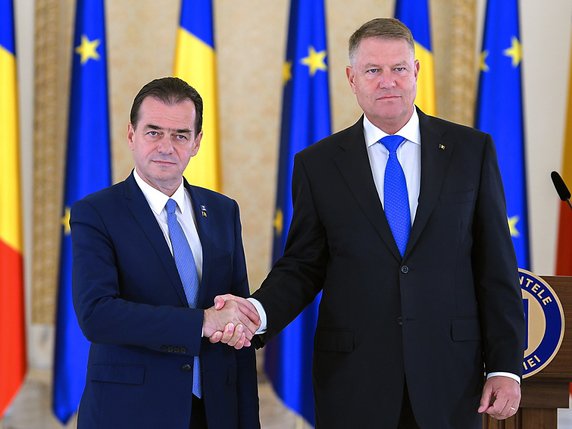 Le président roumain de centre droit Klaus Iohannis (à droite) a chargé le chef des libéraux (PNL) Ludovic Orban (à gauche) de former un nouveau gouvernement. © KEYSTONE/EPA ROMANIAN PRESIDENCY OFFICE/DRAGOS ASAFTEI / HANDOUT