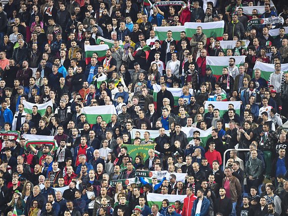 Certains supportiers bulgares se sont mal conduits et pourraient entraîner des sanctions contre leur équipe. © KEYSTONE/EPA/GEORGI LICOVSKI