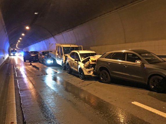 Onze véhicules ont été impliqués dans une collision en chaîne dans le tunnel "Eich" sur l'A2 près de Sempach (LU). Il y a eu neuf blessés. © Police lucernoise