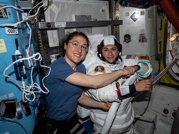 Christina Koch et Jessica Meir avant le début de leur sortie dans l'espace. © KEYSTONE/EPA NASA/NASA HANDOUT