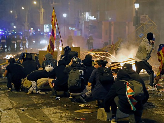 Les protestataires ont érigé des barricades dans Barcelone. © KEYSTONE/EPA EFE/TONI ALBIR