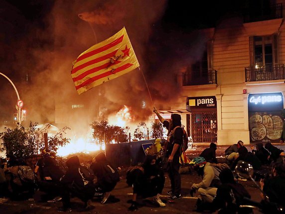 Les protestataires ont allumé de nombreux feux dans Barcelone. © KEYSTONE/EPA EFE/JESUS DIGES