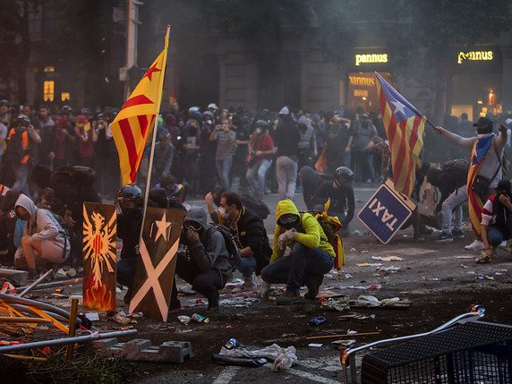Une soixantaine de personnes ont été blessées dans les heurts vendredi soir à Barcelone. © KEYSTONE/AP/EMILIO MORENATTI