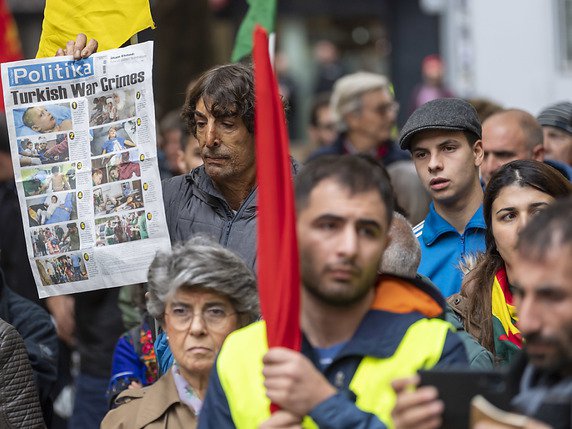 A Genève, un millier de personnes ont manifesté samedi après-midi leur soutien aux populations kurdes du nord de la Syrie. Elles ont dénoncé l'invasion et les bombardements par la Turquie dans cette région frontalière. © KEYSTONE/MARTIAL TREZZINI