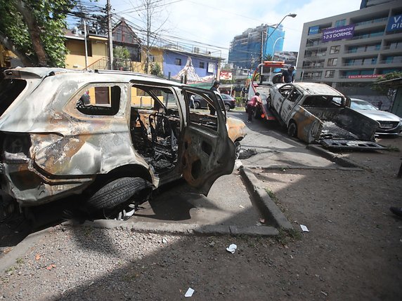 De nombreux véhicules ont été incendiés à Santiago du Chili. © KEYSTONE/EPA EFE/ALBERTO PEÑA
