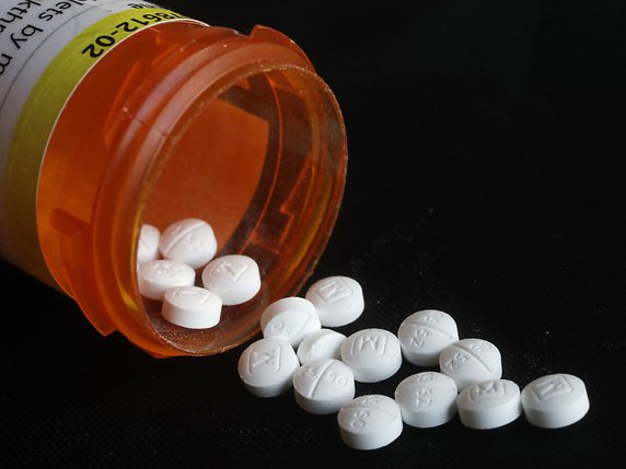 Des laboratoires sont accusés d'avoir fait, à partir de la fin des années 90, la promotion agressive d'anti-douleurs aux opiacés alors même qu'ils connaissaient leur puissance addictive (photo d'illustration). © KEYSTONE/AP/MARK LENNIHAN