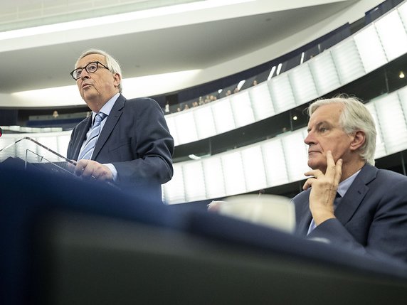 Jean-Claude Juncker a prononcé son discours en présence du négociateur européen pour le Brexit, Michel Barnier (à droite). © KEYSTONE/AP/JEAN-FRANCOIS BADIAS