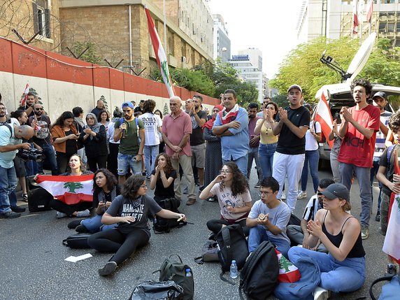 Un rassemblement s'est aussi formé devant le siège de la Banque centrale du Liban. "Nous ne paierons pas les taxes. Que les banques les payent!", chantaient les manifestants. © KEYSTONE/EPA/WAEL HAMZEH