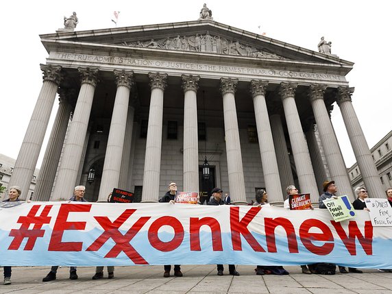 Les militants de l'environnement font campagne depuis 2015 contre l'entreprise sous le cri de ralliement "#Exxonknew" ("#Exxonsavait"), affirmant qu'Exxon a délibérément dissimulé l'impact négatif de ses activités sur l'environnement. © KEYSTONE/EPA/JUSTIN LANE