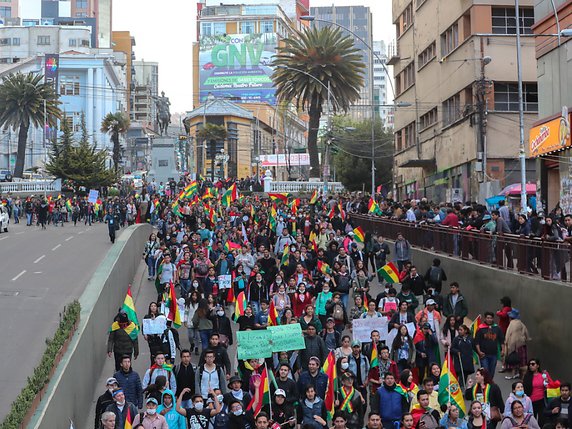Protestataires anti gouvernement à La Paz mardi © KEYSTONE/EPA EFE/MARTIN ALIPAZ