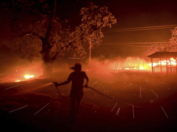 Baptisé "Kincade Fire", l'incendie s'est déclaré dans la nuit de mercredi dans le comté rural de Sonoma et se propageait à toute allure, poussé par des bourrasques dépassant les 120 km/h. © KEYSTONE/AP The Press Democrat/KENT PORTER