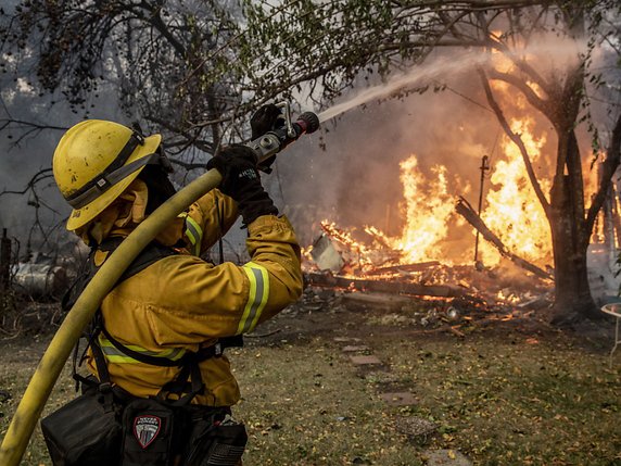 Quelque 500 pompiers aidés par des hélicoptères et avions bombardiers d'eau tentaient en vain de maîtriser un violent incendie jeudi après-midi qui sévissait dans une région viticole de San Francisco. © KEYSTONE/EPA/PETER DASILVA