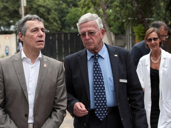 Ruedi Lüthy a reçu la visite en janvier du conseiller fédéral Ignazio Cassis dans sa clinique (archives). © KEYSTONE/EPA/AARON UFUMELI