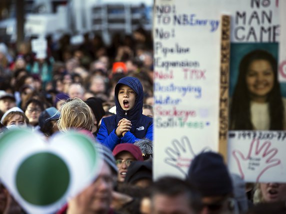 Près de 10'000 personnes ont manifesté à Vancouver vendredi avec la militante écologiste suédoise Greta Thunberg. © KEYSTONE/AP The Canadian Press/MELISSA RENWICK