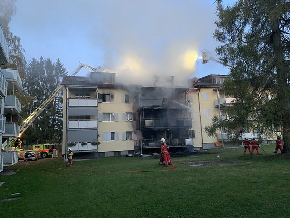 Feu à Uster (ZH): les dégâts sont estimés à plusieurs centaines de milliers de francs: les onze appartements de l'immeuble touché par les flammes sont inhabitables. © Police cantonale Zurich
