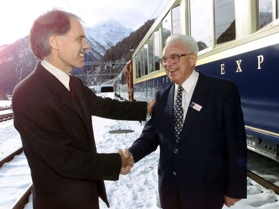 Leon Schlumpf, à droite, et Moritz Leuenberger lors de la cérémonie d'inauguration du tunnel de la Vereina en 1999. © swiss-image.chAndy Mettler
