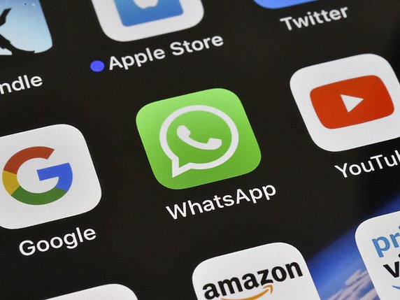 Les pirates informatiques ont exploité une faille de sécurité de WhatsApp en insérant un logiciel malveillant dans des téléphones (archives). © KEYSTONE/AP/MARTIN MEISSNER