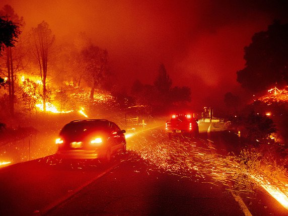 Le feu Kincade a déjà ravagé 30'000 hectares au nord de San Francisco. © KEYSTONE/FR34727 AP/NOAH BERGER