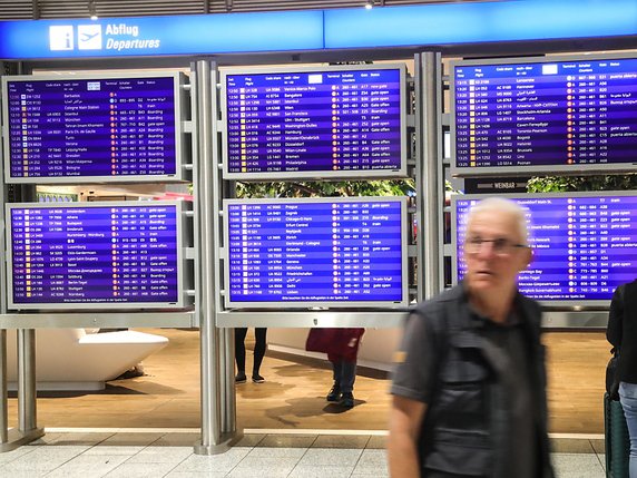 La compagnie Swiss n'est pas affectée par la grève entamée par le personnel de bord de Lufthansa jeudi. Elle reliera néanmoins la Suisse aux aéroports allemands avec de plus gros appareils afin de proposer d'autres options de vol aux passagers touchés par le mouvement. © KEYSTONE/EPA/ARMANDO BABANI