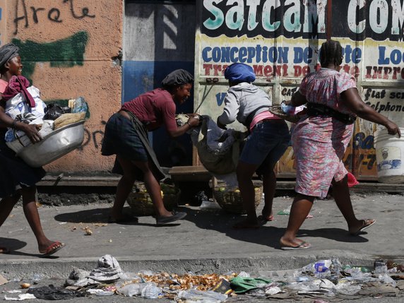 Sans assistance immédiate, la situation devrait se détériorer davantage en Haïti, selon l'ONU. Le nombre de personnes ayant besoin d'une aide alimentaire urgente pourrait passer de 3,7 millions à 4,1 millions en mars 2020 (archives). © Keystone/AP/REBECCA BLACKWELL