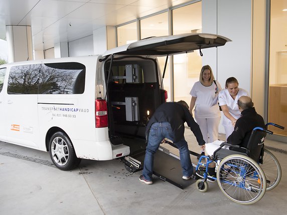 Une partie des patients ont été transférés à Rennaz (VD) avec Transport Handicap. © KEYSTONE/LAURENT GILLIERON