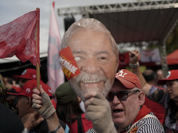 Des militants de l'ex-président brésilien Lula campent devant le siège de la police fédérale depuis plus d'un an et demi. © KEYSTONE/AP/LEO CORREA