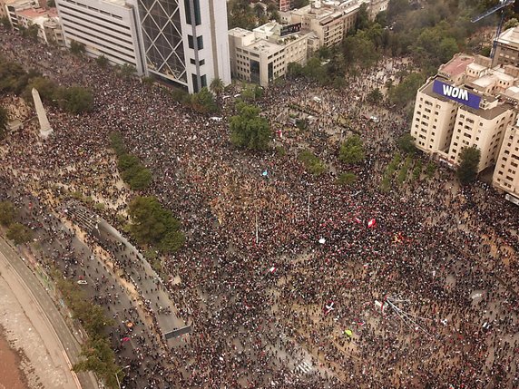 Des dizaines de milliers de personnes ont manifesté pacifiquement dans le cadre de la crise sociale que traverse le Chili depuis trois semaines sur la Plaza Italia. © KEYSTONE/EPA EFE/RODRIGO SAEZ