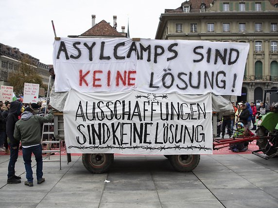 Les manifestants se sont rassemblés sur la Place fédérale à Berne. © KEYSTONE/PETER SCHNEIDER