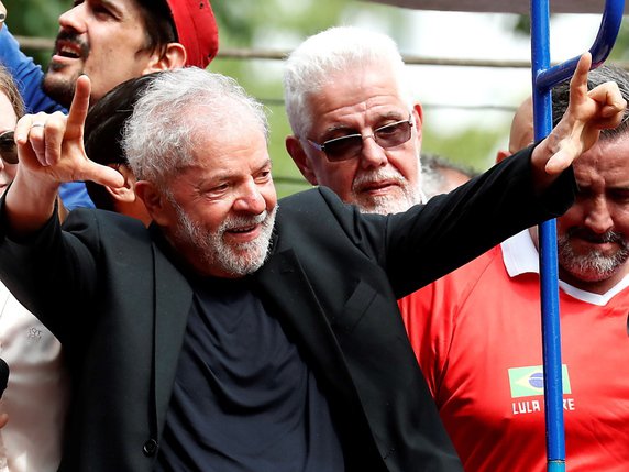 Loin de paraître affecté par ses 580 jours d'emprisonnement, bien au contraire, l'ex-président brésilien de gauche Lula a harangué plus d'un millier de sympathisants près de Sao Paulo. © KEYSTONE/EPA EFE/SEBASTIAO MOREIRA