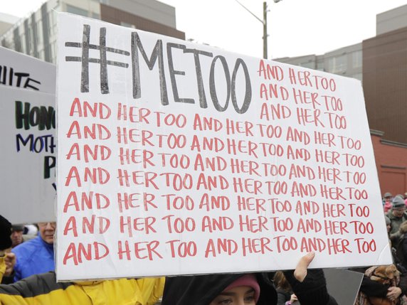 Le hashtag #EnaZeda, "moi aussi" en dialecte tunisien, fait référence au mouvement #Metoo qui avait libéré la parole de femmes victimes de harcèlement ou d'agressions sexuelles après l'affaire Harvey Weinstein en 2017 aux Etats-Unis (archives). © KEYSTONE/AP/TED S. WARREN