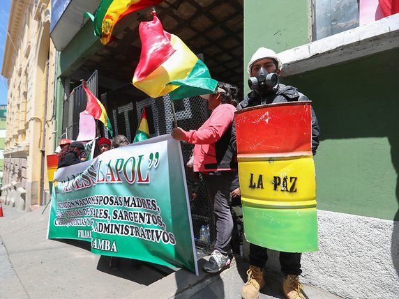 Une foule de manifestants hostiles au président Evo Morales a occupé samedi à La Paz les sièges de deux médias d'Etat, la télévision Bolivia TV et Radio Patria Nueva (image symbolique). © KEYSTONE/EPA EFE/MARTIN ALIPAZ