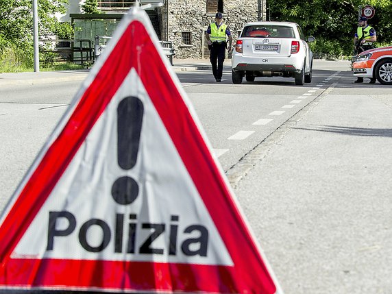 Un accident de la route s'est produit dimanche soir dans la commune tessinoise de Coldrerio, à quelques kilomètres de Chiasso et de la frontière italo-suisse (image symbolique). © KEYSTONE/CARLO REGUZZI